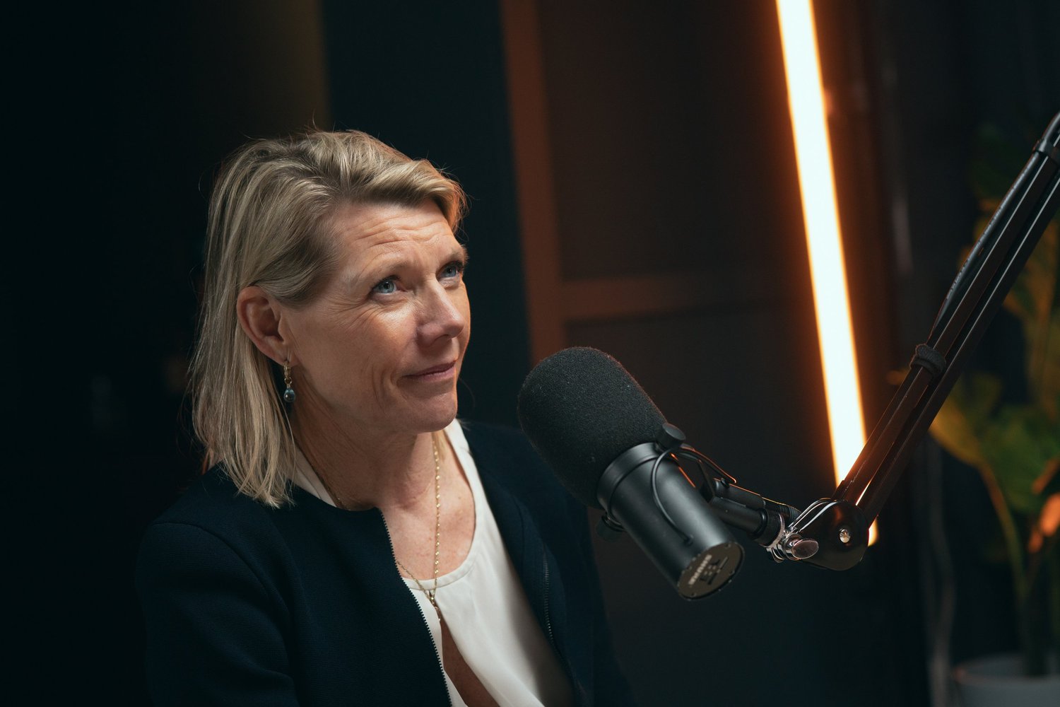 Gjest ved mikrofon i Noblewolfs podkaststudio i Oslo